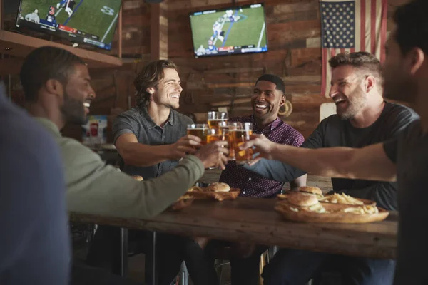 Друзья Мужчины Пьют Пиво Едят Бургеры Спортивном Баре — стоковое фото