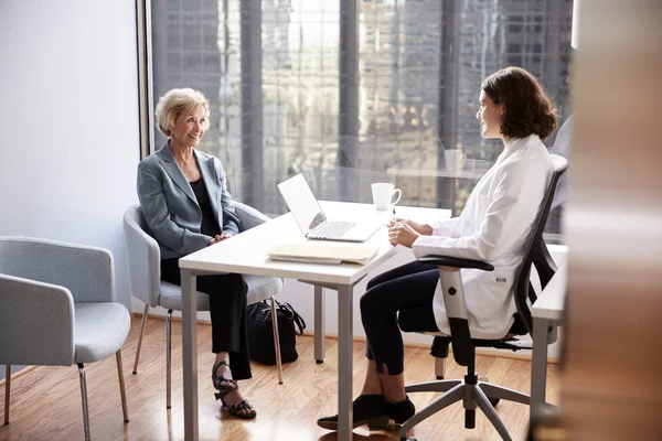 Femme Âgée Ayant Une Consultation Avec Médecin Féminin Bureau Hôpital — Photo