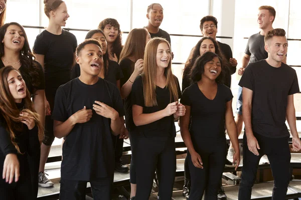 舞台芸術学校で合唱で歌う男女の学生 — ストック写真