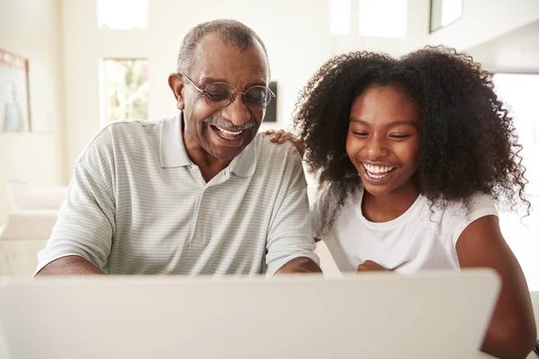 Adolescente Menina Negra Ajudando Seu Avô Usando Computador Portátil Vista — Fotografia de Stock