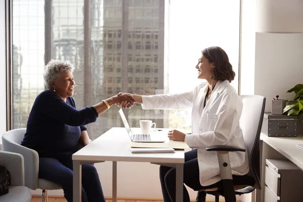 Femme Âgée Serrant Main Avec Médecin Féminin Dans Bureau Hôpital — Photo