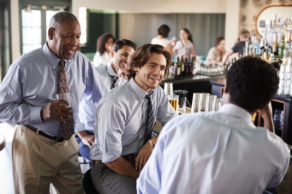 Groep Van Zakenlieden Vergadering Voor Werken Drankjes Bar — Stockfoto