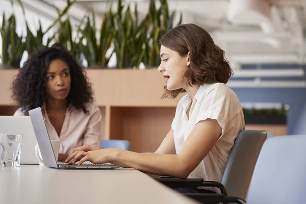 Dos Empresarias Trabajando Computadoras Portátiles Sentadas Mesa Oficina Moderna Planta — Foto de Stock