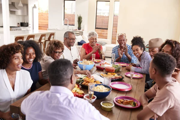 Tres Generaciones Familia Negra Celebrando Juntos Cumpleaños Abuela — Foto de Stock