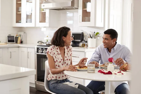 Pareja Joven Sentada Mesa Cocina Comiendo Juntos Una Comida Romántica —  Fotos de Stock