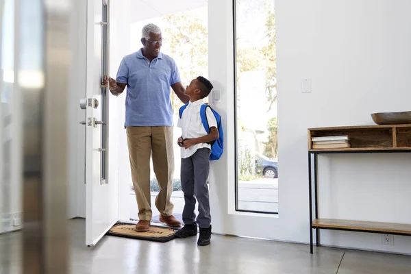 Abuelo Recogiendo Trayendo Nieto Casa Después Escuela — Foto de Stock