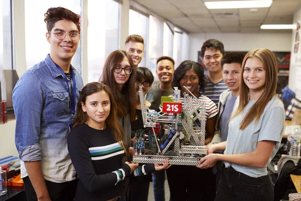 Retrato Estudiantes Universitarios Con Máquina Retención Profesores Clase Ciencia Robótica — Foto de Stock