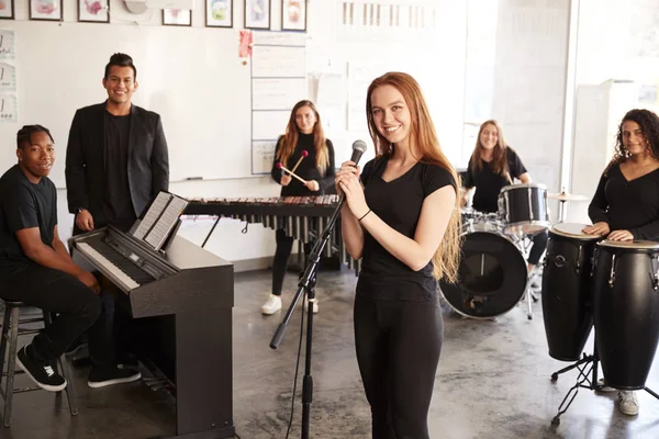 Retrato Estudantes Escola Artes Cênicas Tocando Banda Ensaio Com Professor — Fotografia de Stock