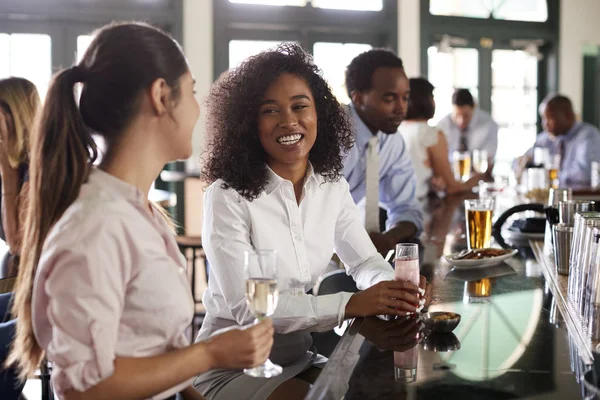 两位女商人在酒吧工作后喝酒 — 图库照片
