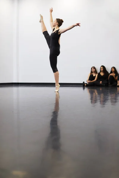 Kobieta Ballet Student Performing Arts School Wykonuje Dla Klasy Studio — Zdjęcie stockowe