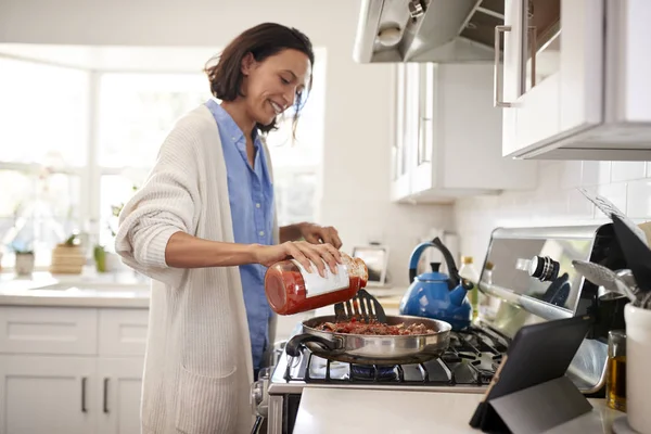 Jong Gemengd Ras Volwassen Vrouw Staan Keuken Koken Kookplaat Het — Stockfoto