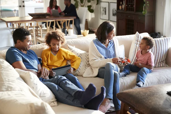 Familie Der Dritten Generation Verbringt Zeit Ihrem Offenen Wohnzimmer Großeltern — Stockfoto