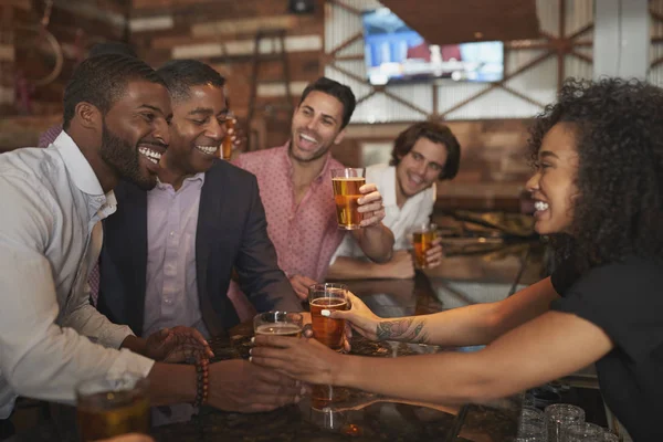 Barmaid Sirviendo Grupo Hombres Amigos Noche Para Despedida Soltero Haciendo — Foto de Stock