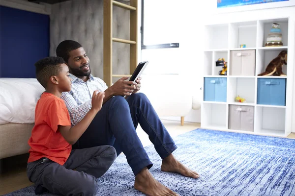 Pai Com Filho Sentado Quarto Jogando Jogo Tablet Digital Juntos — Fotografia de Stock