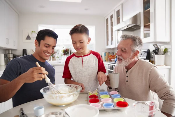 Três Gerações Masculinas Família Preparando Bolos Juntos Mesa Cozinha Perto — Fotografia de Stock