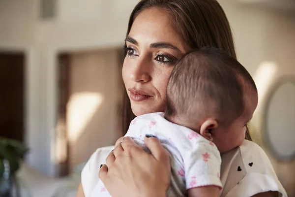 Duizendjarige Hispanic Moeder Houdt Haar Pasgeboren Zoon Dicht Bij Haar — Stockfoto