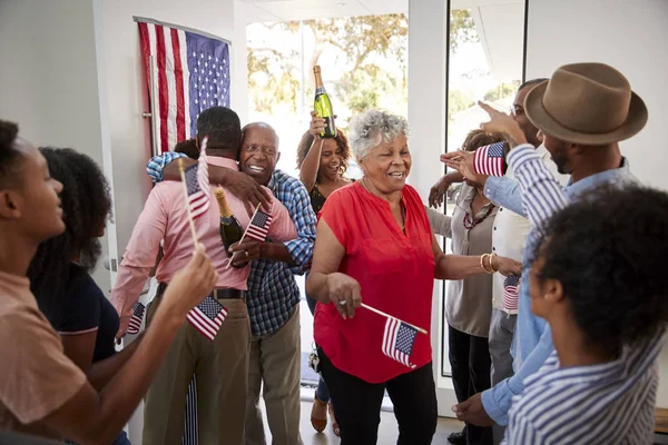 Familiares Que Llegan Una Fiesta Del Día Independencia Familia Negra — Foto de Stock