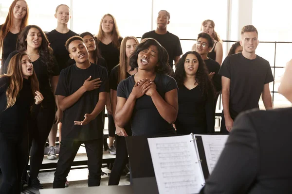 Estudiantes Masculinos Femeninos Cantando Coro Con Profesor Escuela Artes Escénicas —  Fotos de Stock