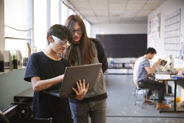 Dos Estudiantes Universitarios Masculinos Que Usan Computadora Portátil Robótica Científica — Foto de Stock