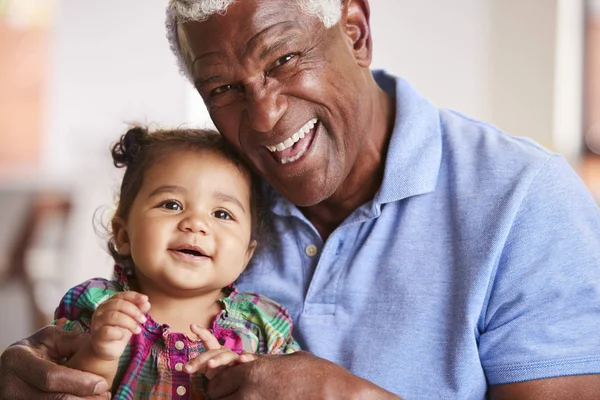 Retrato Avô Sorridente Sentado Sofá Casa Com Neta Bebê — Fotografia de Stock