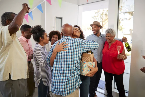 Zwarte Grootouders Verwelk Gasten Hun Huis Voor Een Familiefeest — Stockfoto