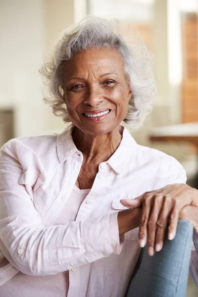 Retrato Mulher Sênior Sorridente Relaxando Sofá Casa — Fotografia de Stock