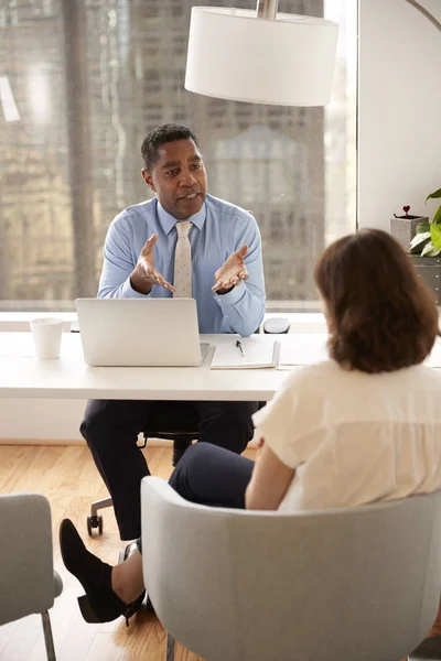 Manlig Finansiell Rådgivare Moderna Kontor Sitter Vid Skrivbord Möte Kvinnliga — Stockfoto