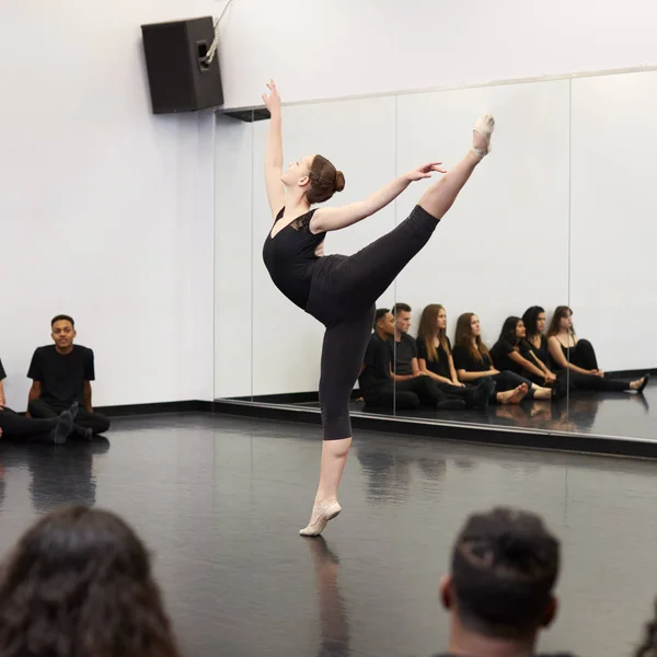 Female Ballet Student Performing Arts School Wykonuje Dla Klasy Nauczyciela — Zdjęcie stockowe