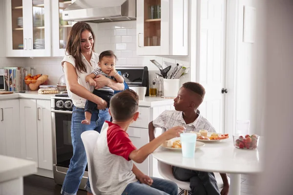 Madre Sosteniendo Bebé Pie Cocina Hablando Con Hijo Amigo Para — Foto de Stock