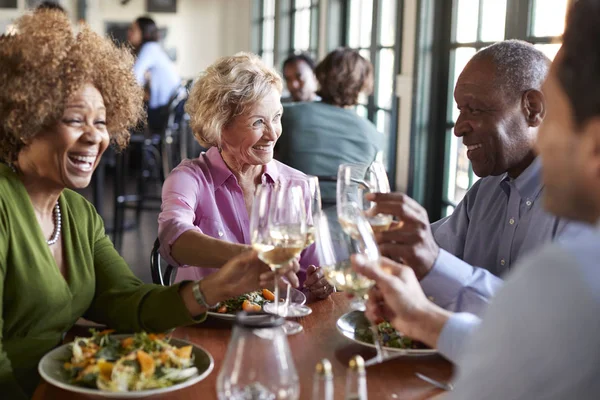 Grupo Amigos Sênior Sorrindo Reunião Para Refeição Restaurante — Fotografia de Stock