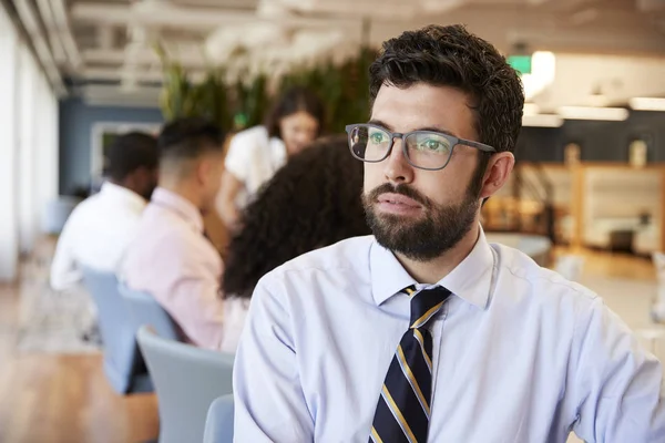 Empresário Escritório Moderno Com Colegas Que Reúnem Torno Mesa Fundo — Fotografia de Stock