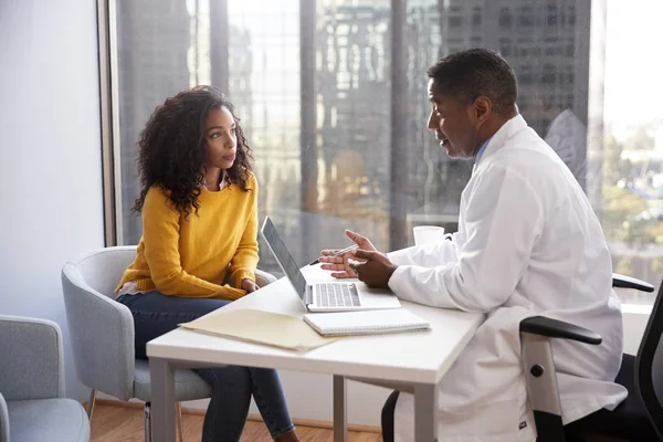 Donna Seria Che Consulta Medico Maschio Nell Ufficio Ospedaliero — Foto Stock