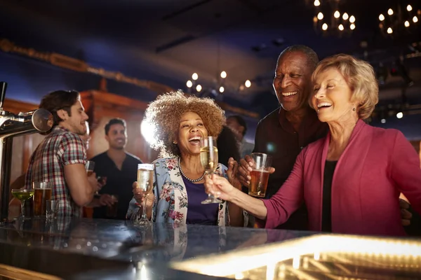 Grupo Amigos Seniores Bebendo Bar Juntos — Fotografia de Stock