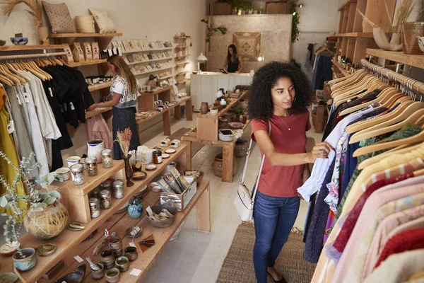 Clienti Che Navigano Abbigliamento Indipendente Negozio Souvenir — Foto Stock