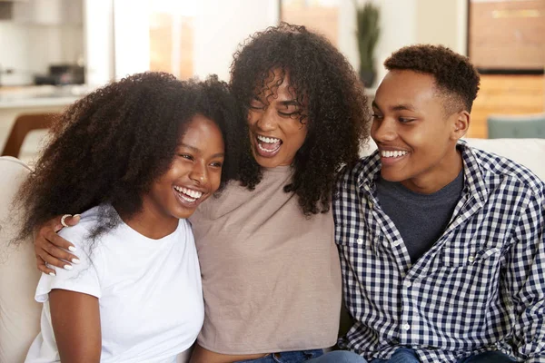 Negro Adolescente Joven Adulto Hermano Hermanas Relajarse Juntos Cerca —  Fotos de Stock