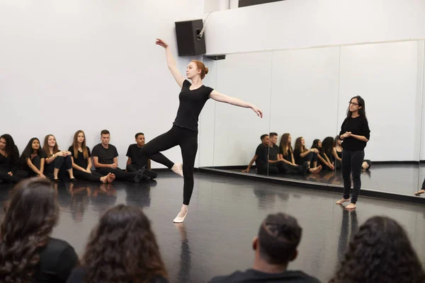 Female Ballet Student Performing Arts School Wykonuje Dla Klasy Nauczyciela — Zdjęcie stockowe