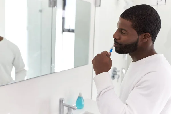 Homem Olhando Para Reflexão Espelho Banheiro Escovando Dentes — Fotografia de Stock
