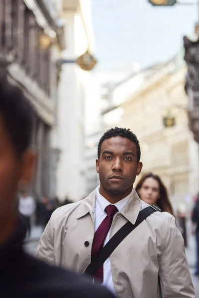Joven Hombre Negocios Negro Caminando Una Calle Ajetreada Londres Mirando — Foto de Stock