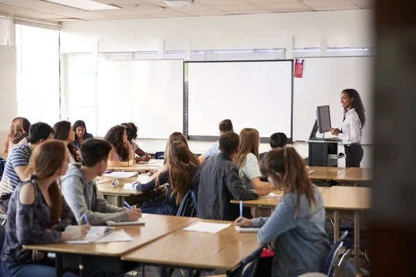 Profesora Escuela Secundaria Pie Junto Pizarra Interactiva Lección Enseñanza —  Fotos de Stock