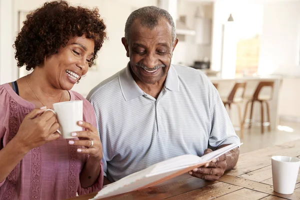 Middle Aged Black Woman Her Dad Looking Photo Album Together — Stock Photo, Image