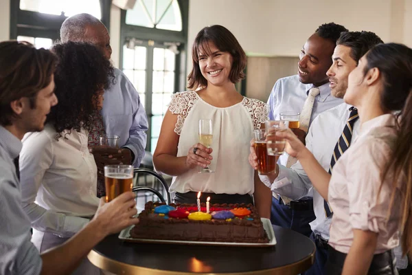 Business Team Möte Bar För Att Fira Kvinnliga Kollegor Födelsedag — Stockfoto