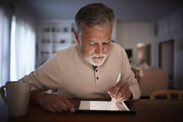 Älterer Hispanischer Mann Der Abends Hause Mit Stift Und Tablet — Stockfoto