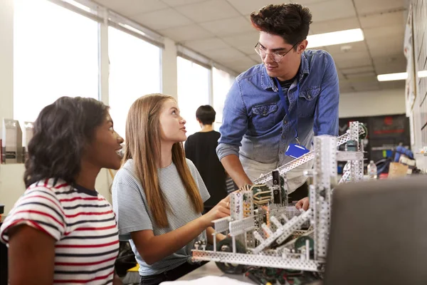 Insegnante Con Due Studentesse Che Costruiscono Macchine Nella Robotica Scientifica — Foto Stock