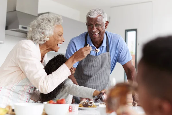 Abuelos Cocina Con Nieta Haciendo Panqueques Juntos —  Fotos de Stock