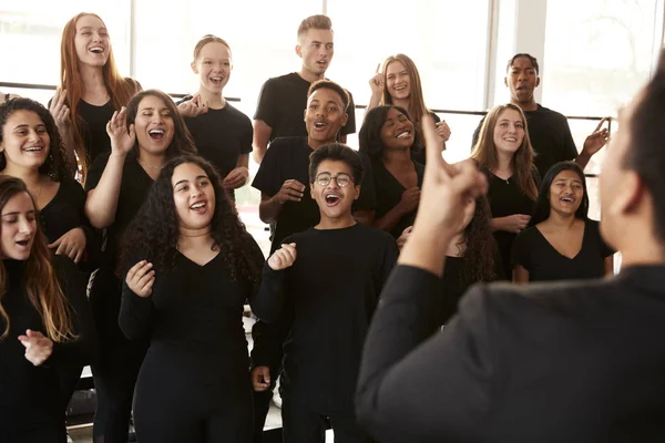 Étudiants Masculins Féminins Chantant Dans Choeur Avec Professeur École Des — Photo