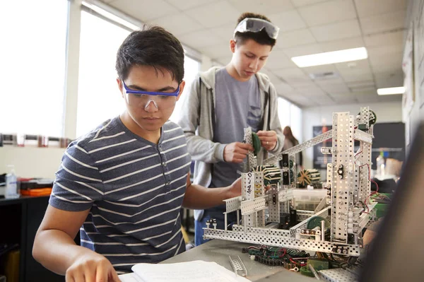 Deux Étudiants Masculins Collège Construisant Machine Science Robotique Classe Ingénierie — Photo