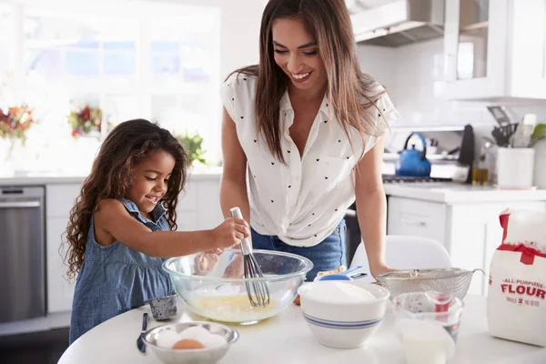 Giovane Ragazza Ispanica Facendo Torta Cucina Supervisionato Sua Madre Vita — Foto Stock