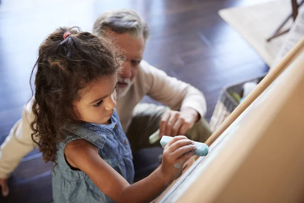 Senior Man Zittend Vloer Kijken Naar Zijn Kleindochter Tekening Een — Stockfoto