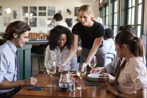 Serveerster Serveren Maaltijd Aan Zakelijke Collega Zitten Rond Restaurant Tafel — Stockfoto