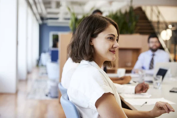 Geschäftsfrau Mit Kollegen Tisch Und Lauscht Präsentation Modernem Büro — Stockfoto